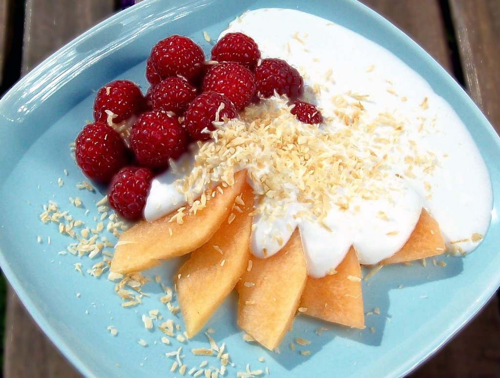 Low-Carb Melon and Raspberry Salad with Vanilla Coconut Sauce (Vegan ...